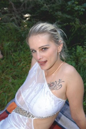 Обложка к Oktoberfest Girls (April 2019)